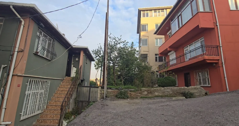 Beykoz Çubuklu’da Duvar Çatlakları Nedeniyle İki Bina Tahliye Edildi
