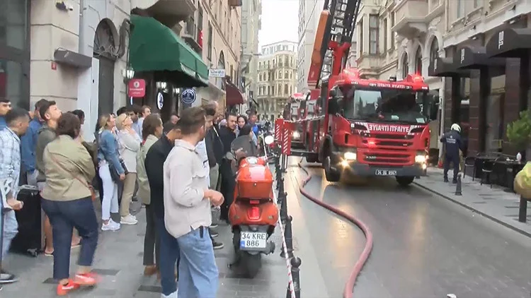 Beyoğlu Otel Yangını Korkuttu Yoğun Duman Tahliyeleri Beraberinde Getirdi