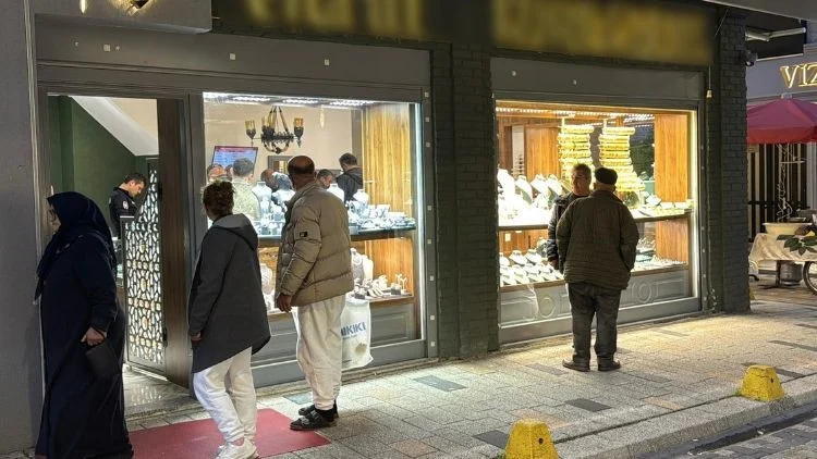 Kuyumcuda Müşteri Kılığındaki Şüpheli Bir Anlık Dalgınlıktan Faydalanarak 2 Milyon Lira Değerindeki Altını Çaldı