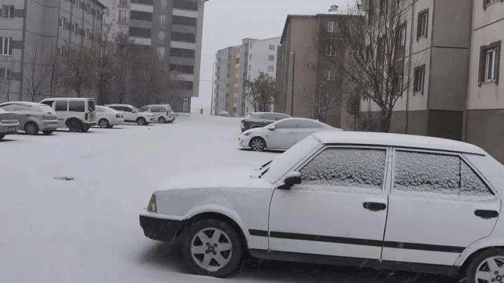 Bitlis’te Yoğun Kar Yağışı Ve Buzlanma Riski Nedeniyle Merkez Ve Güroymak’ta Eğitime Ara Verildi