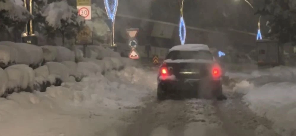 Bolu’da kar kalınlığı 30 santimetreyi aştı, onlarca araç rampalarda yolda kaldı
