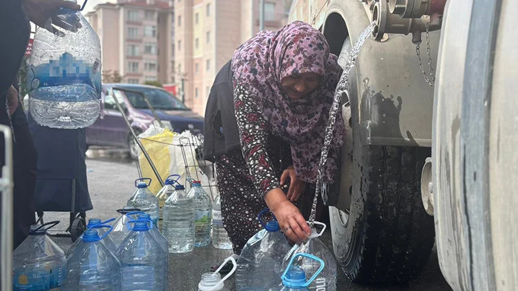 Boru hattı patladı, evlerde günlerdir su akmıyor… Belediye tankerlerle dağıtım yapıyor