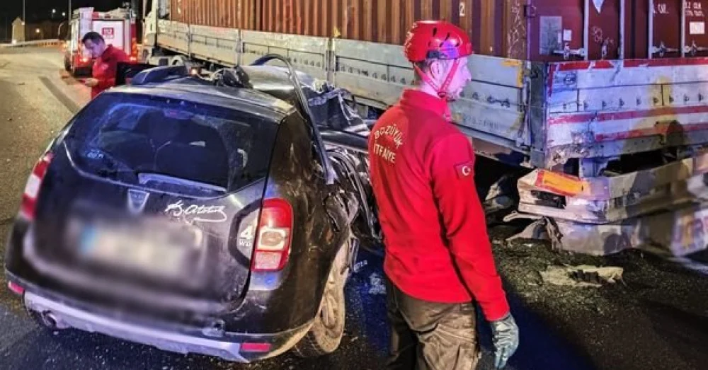 Bozüyük’te Arıza Yapan Tır’a Çarpan Otomobilde Bir Kişi Hayatını Kaybetti Bir Kişi Yaralandı