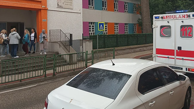 Bursa’da 9 Öğrenci Okul Kantininden Yedikleri Şeker Sonrası Zehirlenme Şüphesiyle Hastanelik Oldu
