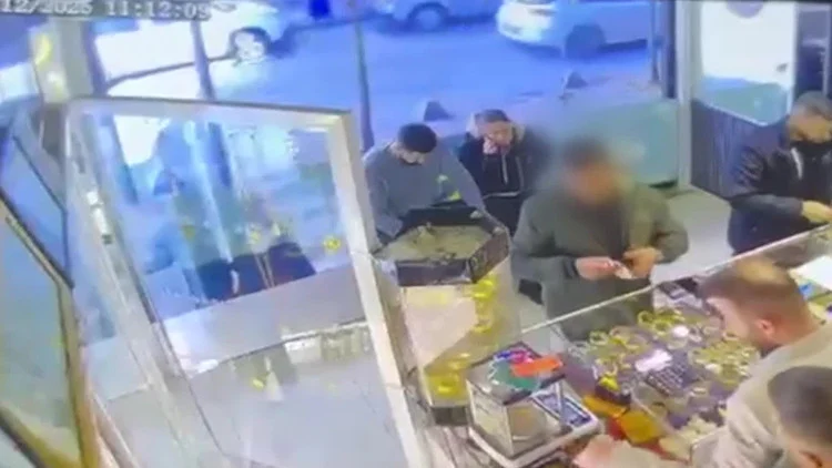 Cani Komşu Kumar Borcu İçin İki Çocuk Annesi Kadını Öldürüp Altınlarını Çaldı