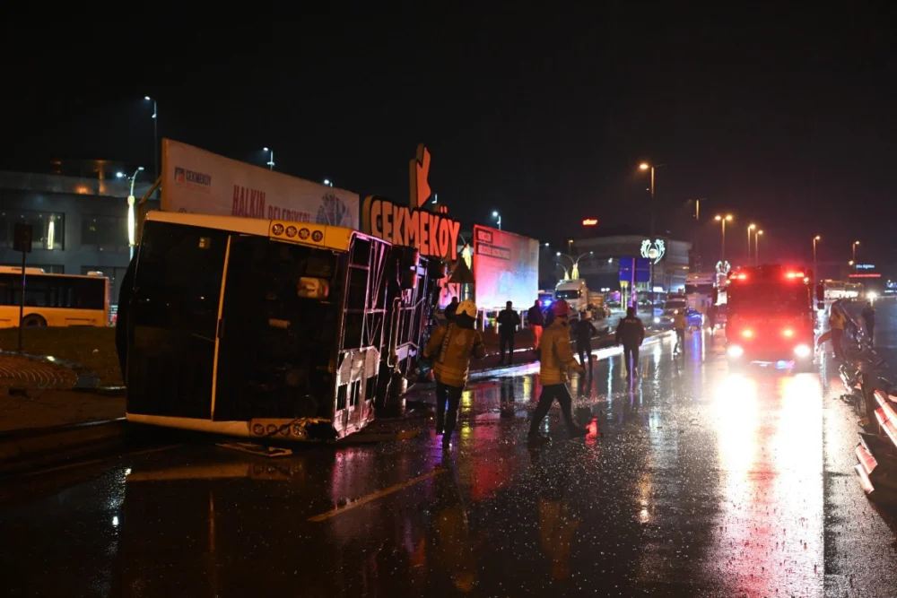 Çekmeköy Şile Otoyolu’nda Özel Halk Otobüsü Bariyerleri Aşarak Devrildi Sürücü Yara Almadan Kurtuldu
