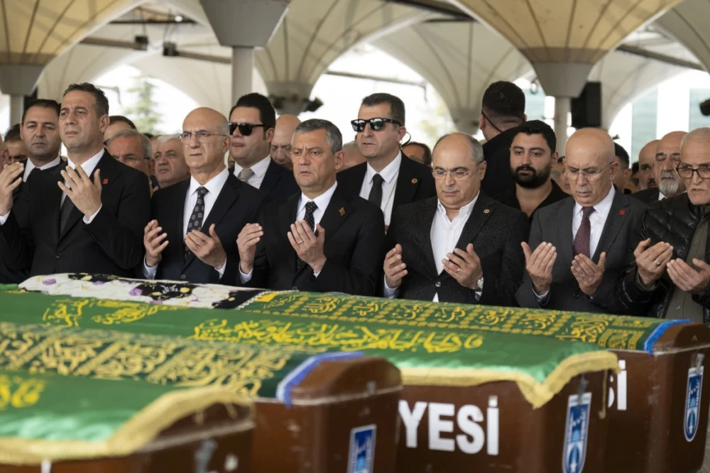 CHP Genel Başkanı Özel Eski Milletvekili Aydoğan’ın Annesinin Cenazesine Katıldı