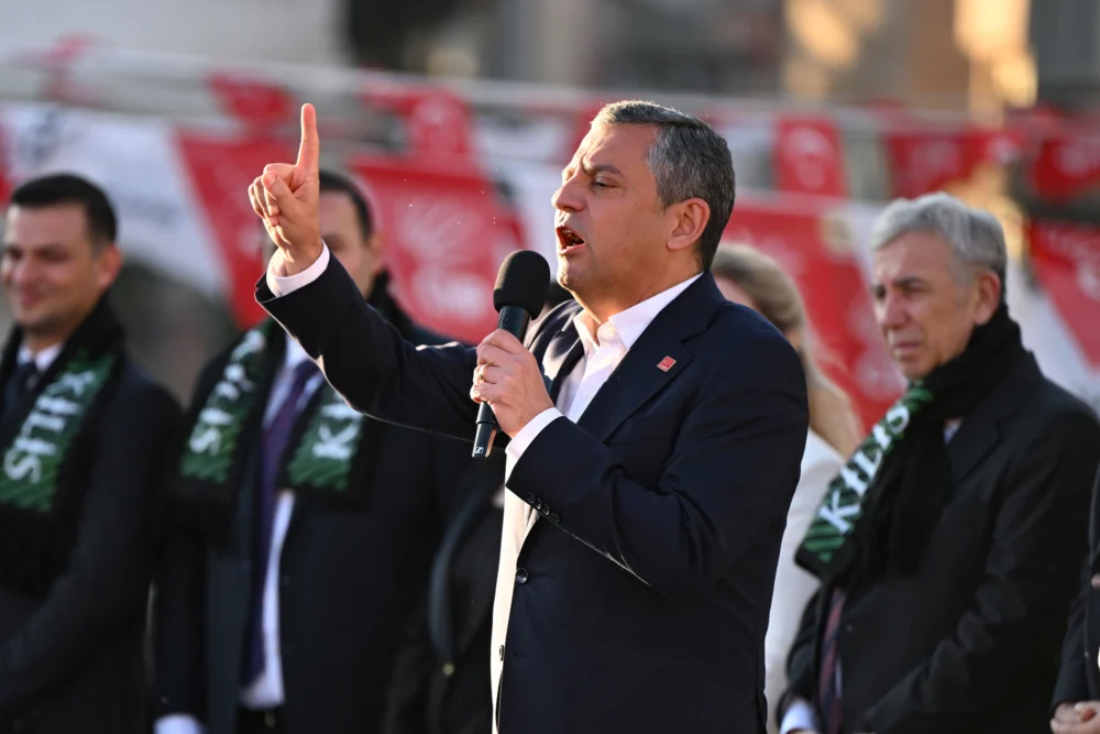 Özel Kilis Mitinginde Yargı Kararlarını Eleştirip Parti Kapatmaya Karşı Çıktığını Vurguladı