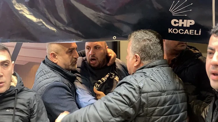 CHP Kocaeli İl Kongresi’nde Gazeteciye Yönelik Saldırı Gerginliğe Neden Oldu