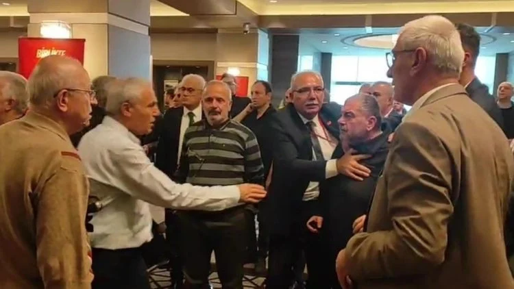 Zonguldak CHP Kongresi Kavgaya Sahne Oldu İki Partili Yaralandı
