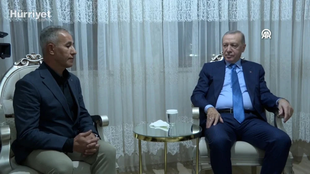 Cumhurbaşkanı Erdoğan Adıyaman’daki Yeni Afet Konutunda Depremzede Aileyle Bir Araya Geldi