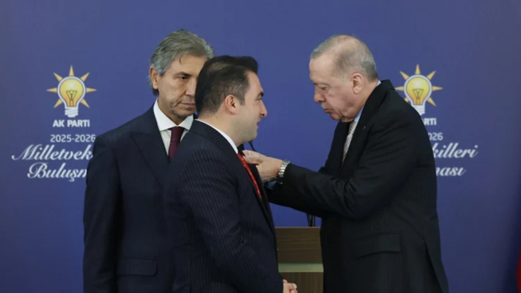 Cumhurbaşkanı Erdoğan 7 Belediye Başkanına Rozet Takarak Ak Parti’ye Katılımlarını Resmileştirdi