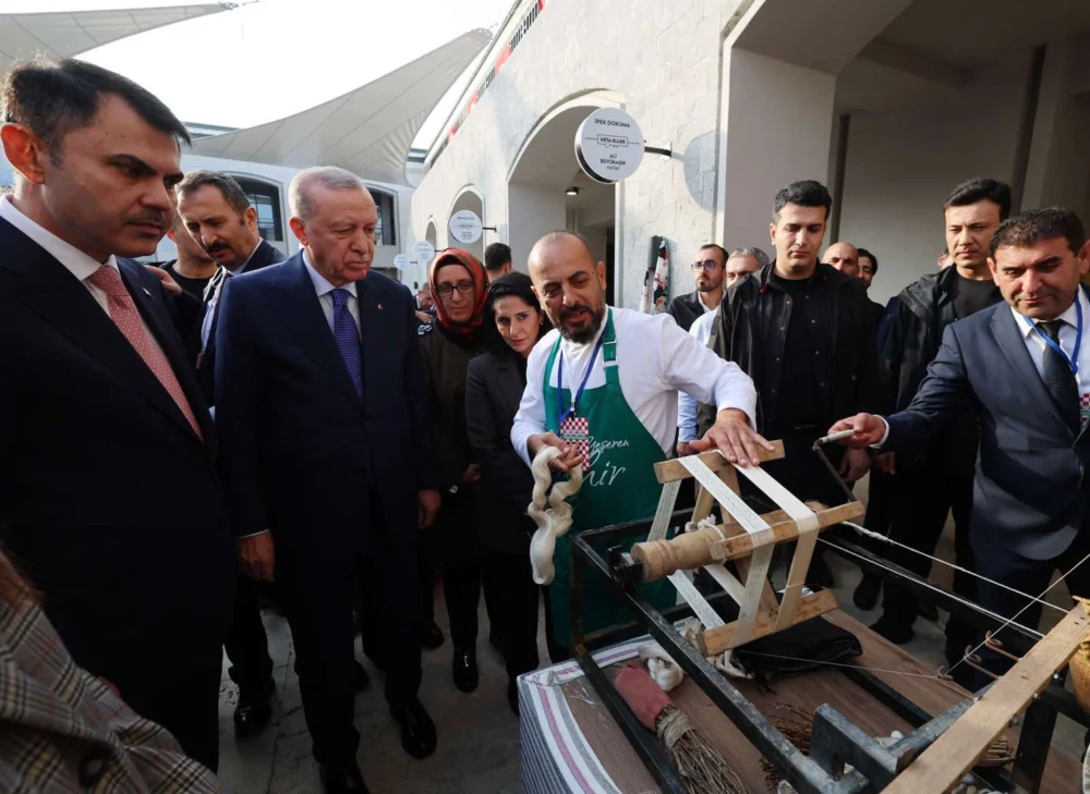 Cumhurbaşkanı Erdoğan Atatürk Havalimanı Millet Bahçesi Usta Eller Sanatçıları Çarşısı’nda İncelemelerde Bulundu