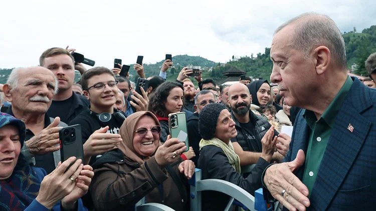 Cumhurbaşkanı Erdoğan Rize’deki Cuma Namazı Sonrası Halkla Kucaklaştı