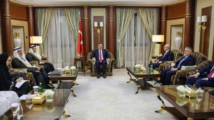 Yılmaz Suudi Yatırım Bakanı Falih İle İşbirliği Ve Bölgesel Meseleleri Görüştü