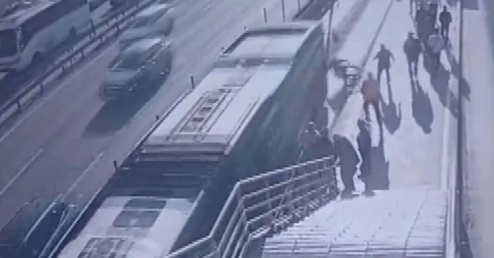 İstanbul’da Metrobüs Yoluna Düşen Tekerlekli Sandalyeli Vatandaş Hayatını Kaybetti