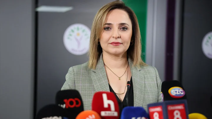 DEM Parti Sözcüsü Doğan Türkiye’nin Yeni Anayasaya İhtiyacının Apaçık Olduğunu Belirtti