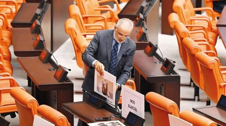 DEM Parti Genel Kurulda Eski Hdp Eş Genel Başkanlarının Fotoğraflarıyla Protesto Düzenledi