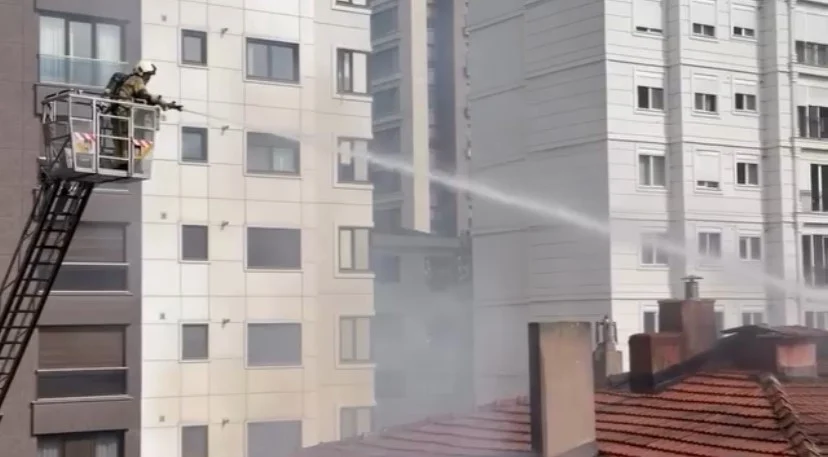 Kadıköy’de Kentsel Dönüşüm Yıkımında Çıkan Yangın Kontrol Altına Alındı