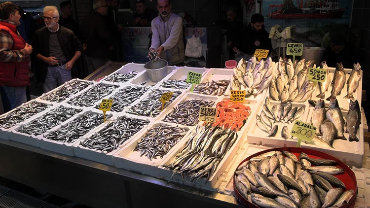Karadeniz’de Hamsi Bolluğu Balık Tezgahlarında Fiyatları Düşürerek Vatandaşın İlgisini Çekti
