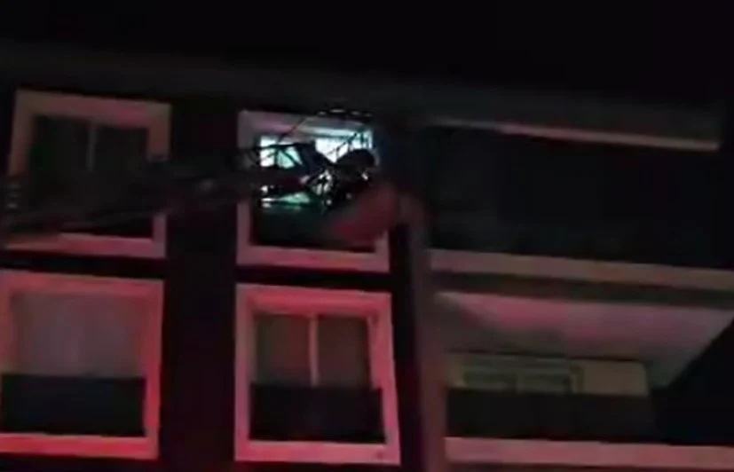 İzmir’de Çocuk Kurtarma Operasyonunda Deprem Paniği İtfaiye Ekibini Merdivende Yakaladı
