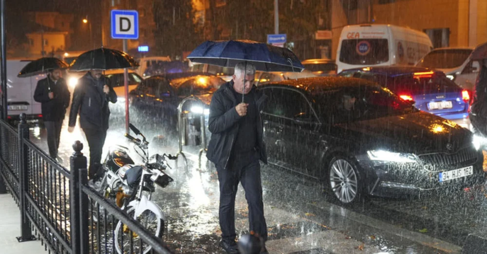Sındırgı’da Deprem Sonrası Sağanak Yağış Yardım Çalışmalarını Olumsuz Etkiledi