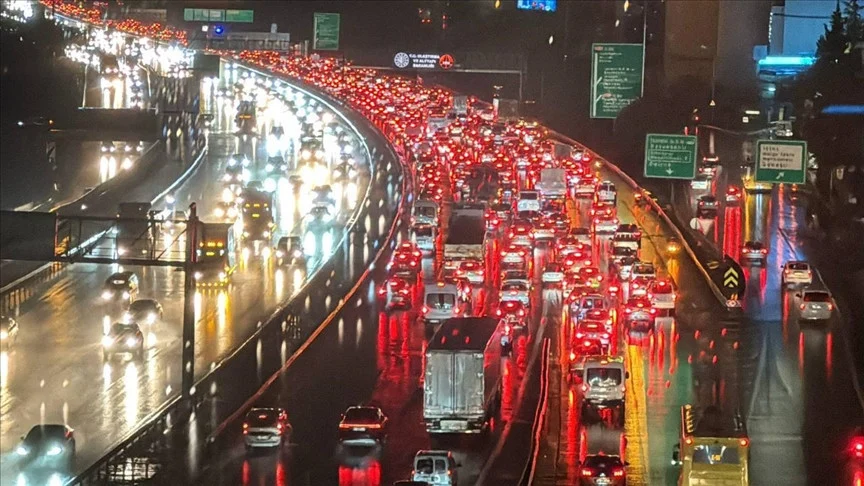 İstanbul Trafiği Derbi Yağış Ve İş Çıkışı Sebebiyle Felç Oldu