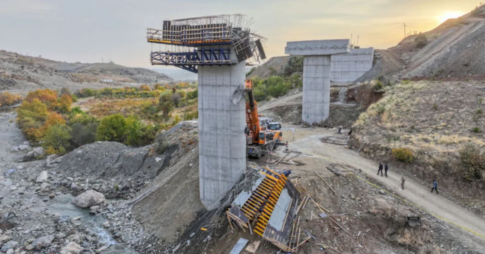 Diyarbakır Kulp Muş Viyadük İnşaatında İskele Çökmesi Dört İşçinin Ölümüne Neden Oldu