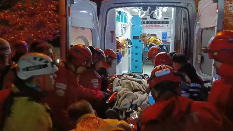 Uludağ Eteklerinde Doğa Yürüyüşünde Kayalıklardan Düşen Öğrenci Can Verdi Arkadaşı Yaralandı