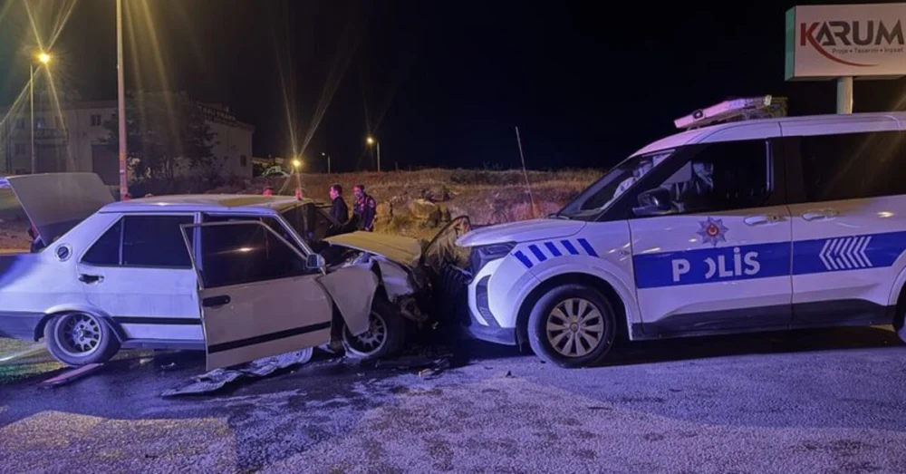 Kayseri’de Polisin Dur İhtarına Uymayan Sürücü Ekip Aracına Çarptı