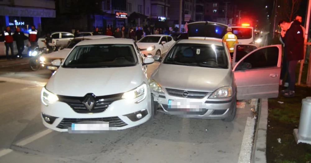 Aksaray’da ‘Dur’ İhtarına Uymayan Sürücü Emniyet Müdür Yardımcısının Makam Aracına Çarptı