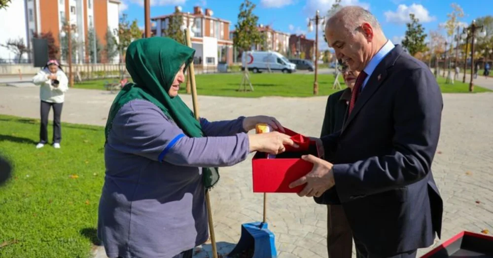 Düzce’de Temizlik İşçisinin Bayrak Duyarlılığı Başkan Özlü Tarafından Ödüllendirildi