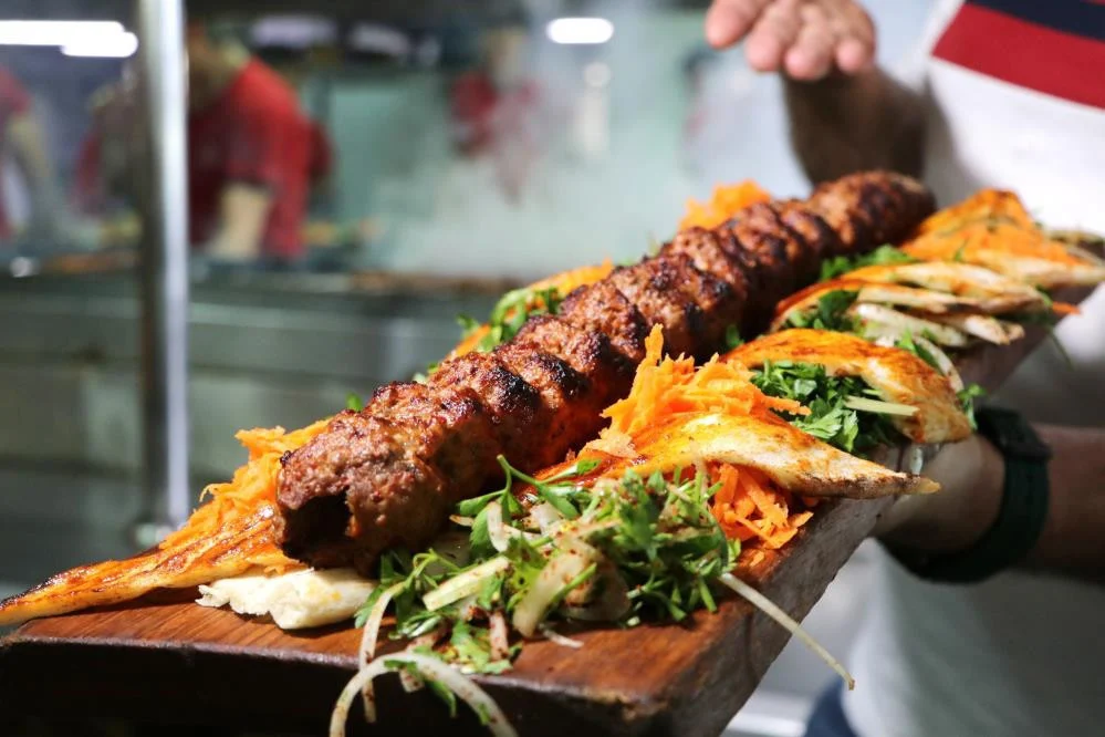 Türkiye’nin Akla Gelen Lezzetleri Anketinde Adana Kebabının Üçüncülüğü Tepkilere Yol Açtı