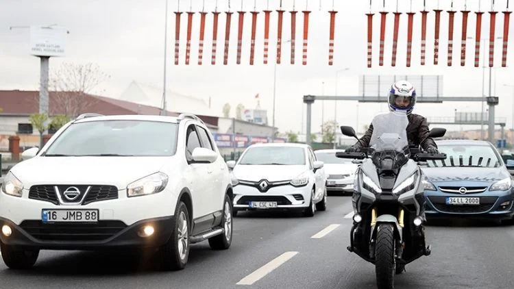 Motosiklet Sürücülerine Koruyucu Eldiven Takma Zorunluluğu Getirildi