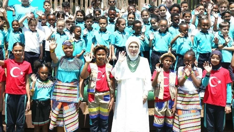Emine Erdoğan’ın Güney Afrika’da Maarif Okulu Ziyareti Çocuklarla Buluşması