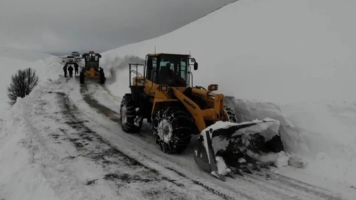 Erzincan’da Yoğun Kar Yağışı Ve Tipinin Ardından Kapanan 12 Köy Yolu Yeniden Ulaşıma Açıldı