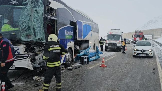 Erzincan’da Yolcu Otobüsü Kazasında 3 Kişi Hastanelik Oldu