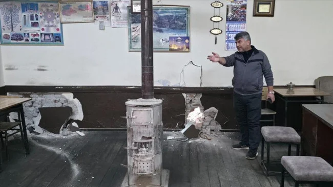 Erzincan’da İş Makinesi Duvarı Yıktı Müşteriler Paniğe Kapıldı