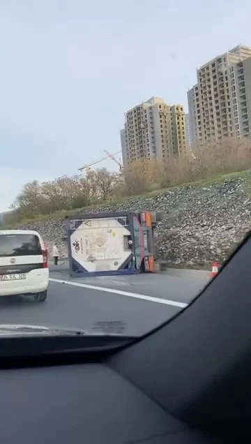 Esenyurt Tem Otoyolu’nda Tanker Devrilmesi Trafiği Olumsuz Etkiledi