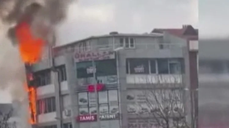 Esenyurt’ta Restoran Bacasından Başlayan Yangın Binanın Dış Cephesine Sıçradı