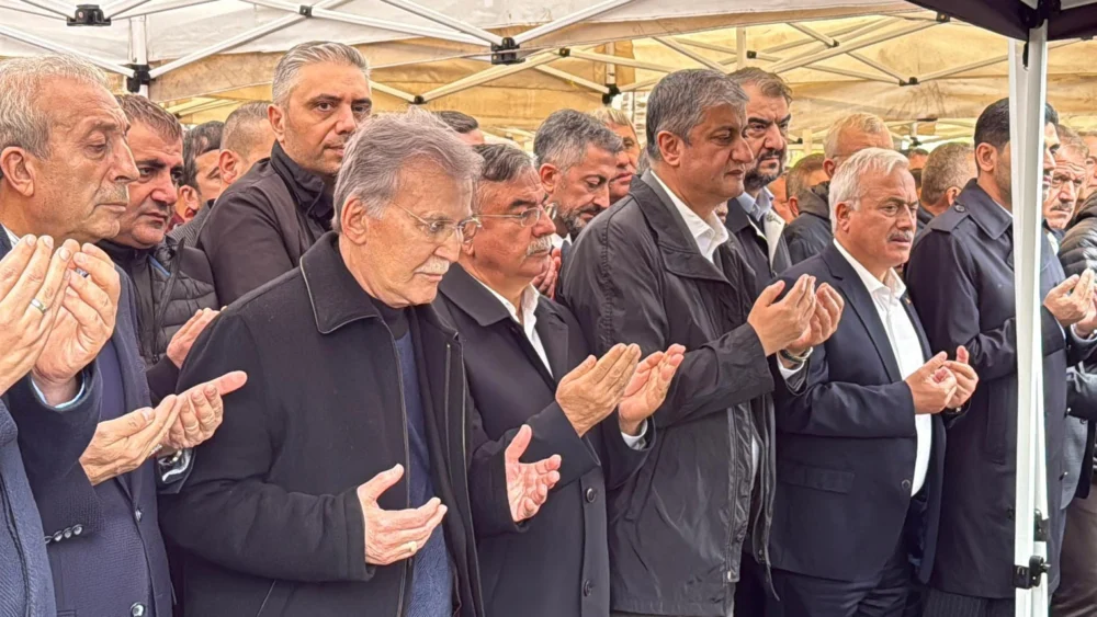 Eski TBMM Başkanı Mehmet Ali Şahin’in Babası Abdullah Şahin Son Yolculuğuna Uğurlandı