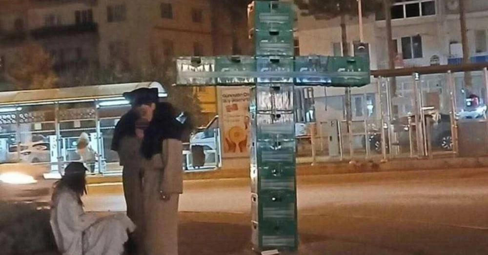 Eskişehir’de Bira Kasalarıyla Haç İşareti Yapan 3 Şüpheli “Halkı Kin Ve Düşmanlığa Tahrik” Suçundan Gözaltında