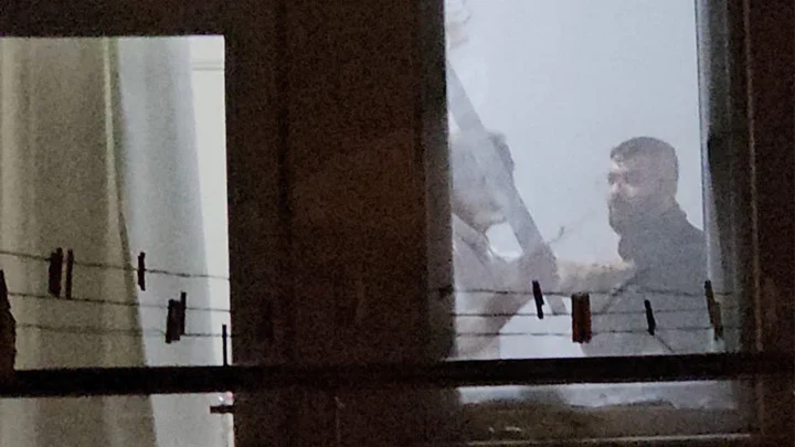 Evinde Arkadaşını Kılıçla Rehin Alan Şüpheli Balkondan Giren Polislerce Etkisiz Hale Getirildi