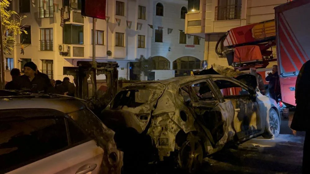 Eyüpsultan’da İki Otomobil Yangında Tamamen Yandı Mahallenin İnternet Erişimi Kesildi