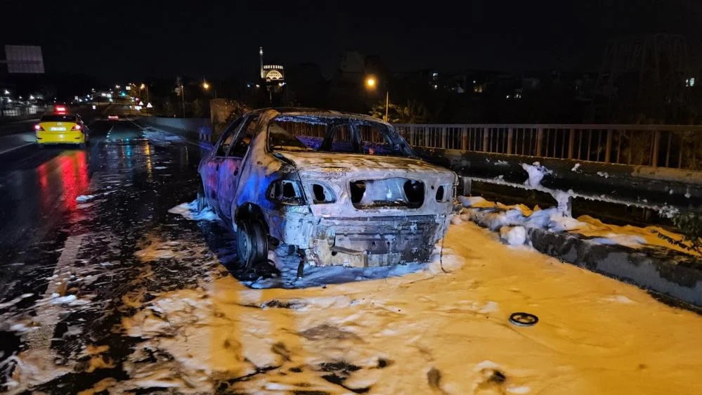 Eyüpsultan’da Seyir Halindeki Otomobil Alevler İçinde Kaldı Büyük Maddi Hasar Meydana Geldi