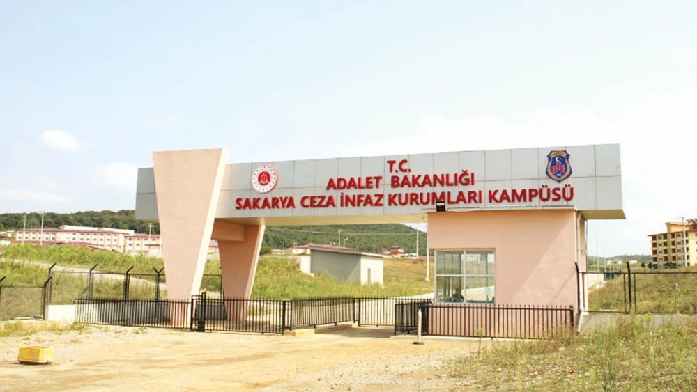 Sakarya Cezaevi Kampüsü’nde Gıda Zehirlenmesi Şüphesiyle Yüzlerce Hükümlü Hastaneye Sevk Edildi