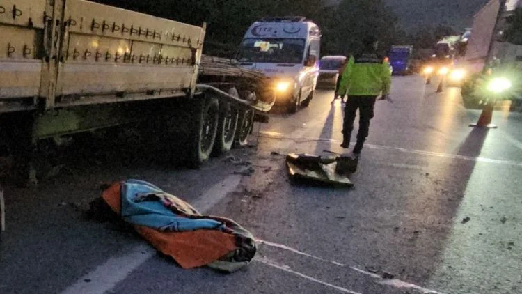 Sapanca Otoyolu’nda Lastik Değiştiren Tır Sürücüsü Feci Kazada Hayatını Kaybetti