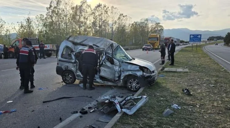 Amasya’da Kamyon İle Ticari Araç Çarpıştı 4 Kişi Hayatını Kaybetti 2 Kişi Yaralandı