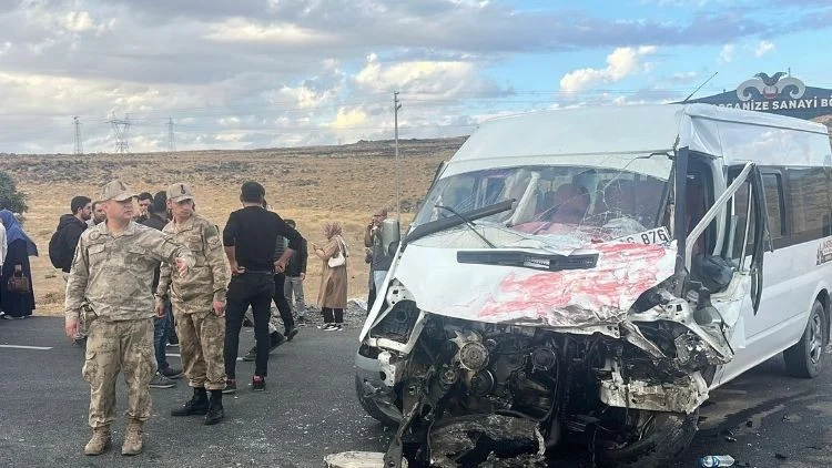 Öğrenci Servisi Otomobille Çarpıştı İki Ölü Yedi Yaralı