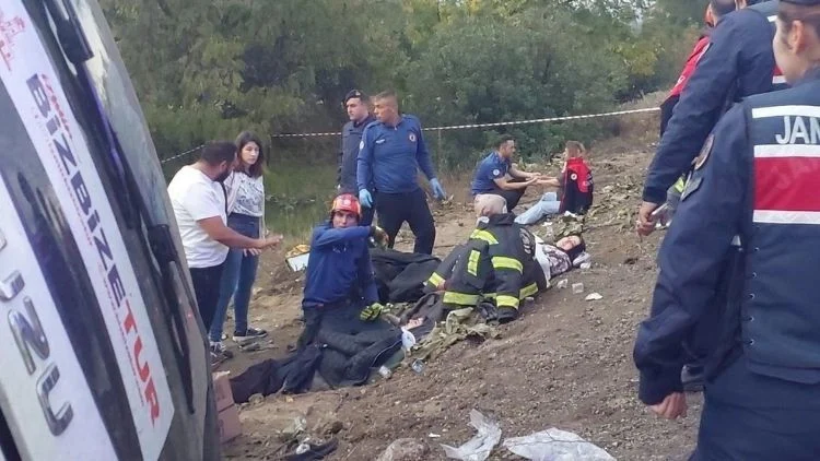 İzmir Turundan Dönen Midibüs Devrildi 1 Kişi Yaşamını Yitirdi 32 Kişi Yaralandı